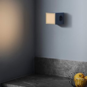 LAMP 1 - EU Azul De Avolt - La l&aacute;mpara est&aacute; fabricada en policarbonato y cuenta con una cubierta de vidrio esmerilado y texturizado que difunde la luz de forma suave y agradable.