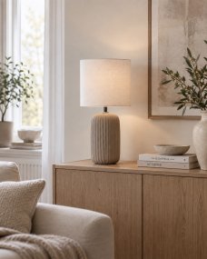 Palizzo 33cm Marrón lámpara de mesa De Nordic Lighting - Palizzo es una elegante l&aacute;mpara de mesa con una base alargada de cer&aacute;mica y una cl&aacute;sica pantalla de tela blanca.