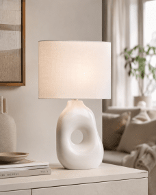 Pikazo 45cm Blanco lámpara de mesa De Lampan - La l&aacute;mpara de mesa Pikazo cautiva con su singular base de cer&aacute;mica escultural, con un decorativo patr&oacute;n de pelo continuo y una pantalla ovalada de lino blanco.