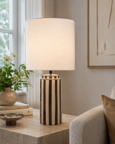Faro 50cm Marrón/blanco lámpara de mesa De Nordic Lighting - Faro es una elegante l&aacute;mpara de mesa que combina una forma cl&aacute;sica con un dise&ntilde;o gr&aacute;fico.
