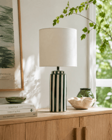 Faro 50cm Verde/blanco De Nordic Lighting - Faro es una elegante l&aacute;mpara de mesa que combina una forma cl&aacute;sica con un dise&ntilde;o gr&aacute;fico.