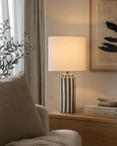 Faro 50cm Gris/blanco De Nordic Lighting - Faro es una elegante l&aacute;mpara de mesa que combina una forma cl&aacute;sica con un dise&ntilde;o gr&aacute;fico.