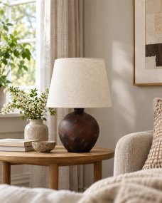 Bellmini 30cm Marrón oscuro lámpara de mesa De Nordic Lighting - La l&aacute;mpara de mesa Bellmini impresiona por su hermosa base de cer&aacute;mica en un r&uacute;stico marr&oacute;n oscuro y su pantalla de lino beige.