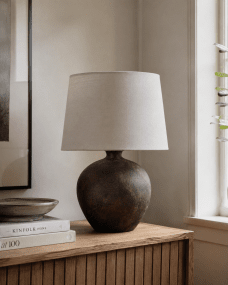 Bella 42cm Marrón oscuro De Nordic Lighting - La l&aacute;mpara de mesa Bella presenta una hermosa base de cer&aacute;mica con un acabado r&uacute;stico marr&oacute;n oscuro y una pantalla de lino beige.