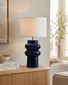 Anelli 56cm Azul lámpara de mesa De Nordic Lighting - La l&aacute;mpara de mesa Anelli&nbsp;, con su base de cer&aacute;mica azul brillante y pantalla de lino blanco, es un elemento elegante y moderno para el dise&ntilde;o de interiores.