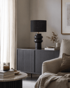 Anelli 56cm Negro lámpara de mesa De Nordic Lighting - La lámpara de mesa Anelli negra combina una elegante base de cerámica con una elegante pantalla de lino.