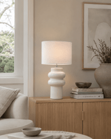 Anelli 56cm Blanco lámpara de mesa De Nordic Lighting - Su forma suave y org&aacute;nica y su color neutro la convierten en un complemento vers&aacute;til para cualquier estancia.