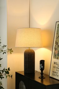 Porto 63cm Negro/beige lámpara de mesa De Nordic Lighting - Porto es una elegante l&aacute;mpara de mesa que combina un dise&ntilde;o atemporal con materiales de alta calidad.
