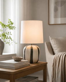 Pholca 38cm Blanco/verde lámpara de mesa De Nordic Lighting - Pholca encaja a la perfecci&oacute;n en una mesa auxiliar, junto a una ventana o en una mesita de noche, y complementa tanto interiores modernos como cl&aacute;sicos.