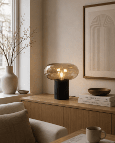 Alba 32cm Negro/ámbar lámpara de mesa De Nordic Lighting - Su base de metal negro le confiere una apariencia estable y sofisticada, mientras que la pantalla de cristal color &aacute;mbar crea una luz suave y ambiental.