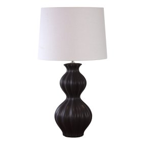 Amfora 67cm Negro lámpara de mesa De Lampan - Su base de cer&aacute;mica impresiona por su elegante silueta de l&iacute;neas suaves y una superficie lisa y negra, creando una atm&oacute;sfera armoniosa.