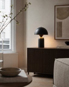 Capello 35cm Negro De Nordic Lighting - El detalle cromado decorativo en la parte superior le da un toque elegante y la convierte en un punto focal en dormitorios, salones y pasillos.