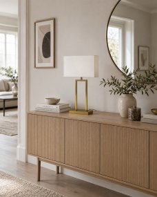 Gemma 52cm Latón lámpara de mesa De Nordic Lighting - Una elegante l&aacute;mpara de mesa de metal con un sofisticado acabado en lat&oacute;n que crea un ambiente c&aacute;lido y refinado.