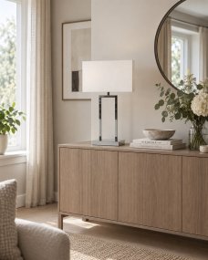 Gemma 52cm Cromo lámpara de mesa De Nordic Lighting - Una elegante l&aacute;mpara de mesa de metal con un sofisticado acabado cromado que irradia exclusividad.