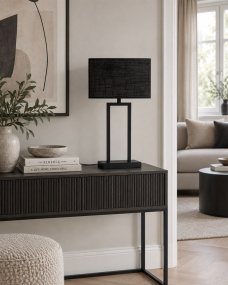 Gemma 52cm Negro lámpara de mesa De Nordic Lighting - Una elegante l&aacute;mpara de mesa met&aacute;lica con acabado negro, que irradia un estilo industrial y sofisticado.