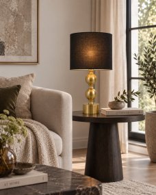 Circolo 48cm Latón/negro lámpara de mesa De Nordic Lighting - La l&aacute;mpara de mesa Circolo combina una base met&aacute;lica decorativa con un elegante acabado en lat&oacute;n y una cl&aacute;sica pantalla de lino negro.