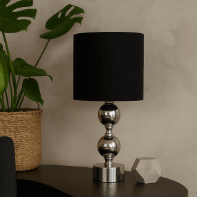 Circolo 48cm Cromo/negro lámpara de mesa De Nordic Lighting - La l&aacute;mpara de mesa Circolo combina una base met&aacute;lica decorativa con un elegante acabado cromado y una cl&aacute;sica pantalla de lino negro.