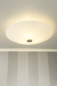 Iglo Ø42 Blanco plafón De Aneta Lighting - La pantalla tiene una forma ligeramente en forma de concha y, con sus detalles metálicos, se adapta a cualquier interior gracias a su diseño atemporal.