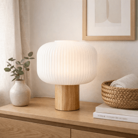 Ekerum 34cm Blanco lámpara de mesa De Nordic Lighting - Su base de madera le confiere un aspecto c&aacute;lido y s&oacute;lido, mientras que la pantalla de cristal blanco acanalado proporciona una luz agradable y tenue.