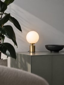 Ballon 24cm Latón De Herstal - Balloon encaja a la perfección en una mesa auxiliar, junto a una ventana o sobre un escritorio, y se convierte en un elemento decorativo que atrae todas las miradas incluso cuando está apagada.
