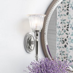 Dryden 33cm Cromo pulido lámpara de baño De Elstead Lighting - La lámpara de pared Dryden es una lámpara clásica y elegante fabricada con materiales de latón de alta calidad que garantizan muchos años de uso confiable.