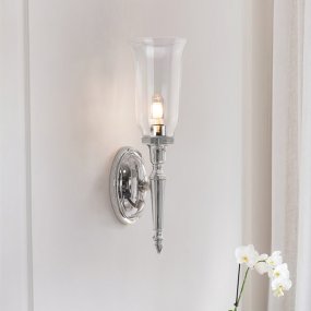 Dryden 40cm Cromo pulido lámpara de baño De Elstead Lighting - La lámpara de pared Dryden es una lámpara clásica y elegante fabricada con materiales de latón de alta calidad que garantizan muchos años de uso confiable.