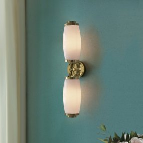 Eliot 47cm Latón pulido lámpara de baño De Elstead Lighting - Este aplique de baño de diseño clásico está fabricado con los más altos estándares de calidad y es especialmente duradero gracias a su robusta construcción de latón macizo.