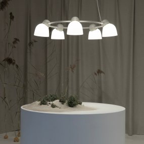 Bird Ø95 Arena/blanco De Belid - Gracias a sus dos pantallas intercambiables, esta lámpara ofrece la opción de difundir una luz cálida y suave a través del cristal opalino o dirigir la luz con precisión mediante las pantallas de acero sueco.