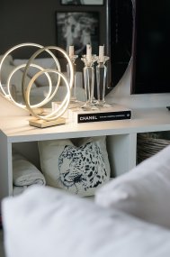 Loop 37cm Champán lámpara de mesa De Aneta Lighting - LED integrado de 14 W, regulable mediante un regulador de 3 pasos en la base de la lámpara.