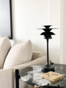 Picasso 45cm Negro mate lámpara de mesa De Belid - Para garantizar que la l&aacute;mpara de mesa siga integrando bien en la decoraci&oacute;n de su hogar incluso despu&eacute;s de muchos a&ntilde;os, hemos optado por un dise&ntilde;o simple y elegante.