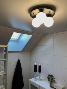 Nicosia Ø25 Negro lámpara de baño De Aneta Lighting - Lámpara de techo Nicosia negra con esferas de color blanco opal.
