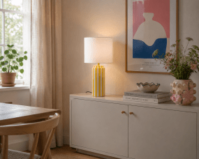 Faro 50cm Amarillo/blanco lámpara de mesa De Nordic Lighting - La base de cer&aacute;mica es de color blanco crema con rayas amarillas, creando un aspecto vibrante y armonioso.