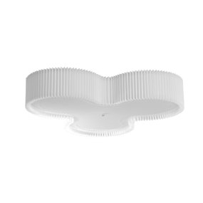 Kolme Ø50 Blanco plafón De CO Bankeryd - Kolme es una l&aacute;mpara de techo de vinilo &uacute;nica y elegante que agrega expresi&oacute;n art&iacute;stica a su hogar con su dise&ntilde;o escultural.