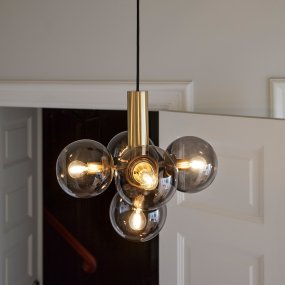 Avenue Ø43 Latón Lámpas de techo De CO Bankeryd - Avenue se adapta encima de la mesa del comedor, donde difunde una hermosa luz, o encima de la mesa de café para agregar estilo a la sala de estar.