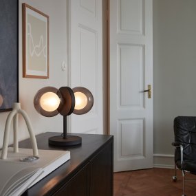 Discus 30cm Negro lámpara de mesa De CO Bankeryd - La lámpara de mesa Discus tiene un diseño femenino que toma el control y marca el estilo de tu hogar.