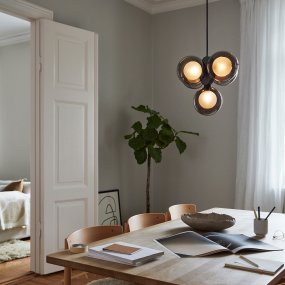 Discus 50cm Negro Lámpas de techo De CO Bankeryd - La lámpara de techo Discus se puede colgar fácilmente sobre una mesa de comedor, pero también queda muy bien como lámpara colgante.