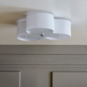 Kolme Ø50 Blanco plafón De CO Bankeryd - Fabricada en vinilo y textil, tiene una forma suave y ondulada que aporta un toque moderno a tu hogar.