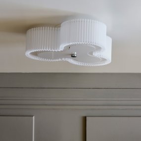 Kolme Ø50 Blanco plafón De CO Bankeryd - Kolme es una l&aacute;mpara de techo de vinilo &uacute;nica y elegante que agrega expresi&oacute;n art&iacute;stica a su hogar con su dise&ntilde;o escultural.