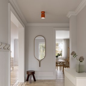Lennon Ø13 Naranja plafón De CO Bankeryd - Con un di&aacute;metro de tan solo 13 cm, Lennon es ideal para habitaciones peque&ntilde;as o cualquier lugar donde se desee una iluminaci&oacute;n de techo sutil, como el pasillo, el dormitorio o la cocina.