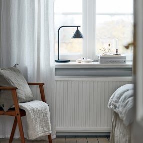 Rain 40cm Antracita lámpara de mesa De CO Bankeryd - La lámpara de mesa Rain es ideal para un momento de lectura acogedor y se puede colocar junto al sofá o un sillón favorito.