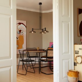 Ufo Circle 80cm Negro Lámpas de techo De CO Bankeryd - La lámpara ocupa su lugar y difunde una hermosa luz sobre la mesa redonda del comedor o sobre el centro de la sala de estar.