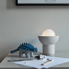 Up 13cm Beige claro lámpara de mesa De CO Bankeryd - La lámpara de mesa Up tiene un diseño juvenil y escandinavo, donde la luz dirigida se convierte en parte decorativa de la forma de la lámpara.