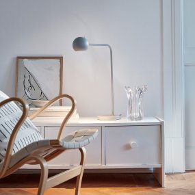Yes! 54cm Gris lámpara de escritorio De CO Bankeryd - Disponible en varios colores y parte de una familia de productos que incluye lámparas de pared, de pie y de mesa.