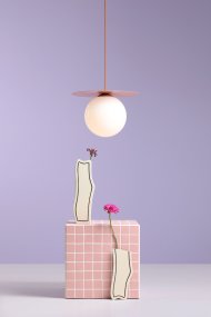 Loop Ø40 Coral De Artera - La cúpula redonda de cristal opalino tiene un diámetro de 25 cm y garantiza una hermosa distribución de la luz en la habitación.