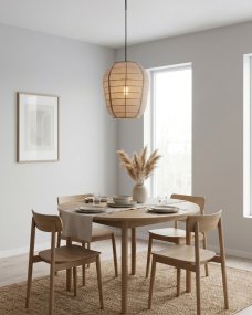 Delino Ø40 Beige De By Rydéns - La estructura de madera de fresno y los detalles decorativos de rat&aacute;n le dan un aspecto c&aacute;lido y armonioso.