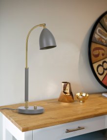 Deluxe 50cm Gris lámpara de escritorio De Belid - Deluxe es una elegante l&aacute;mpara de mesa con hermosos detalles de lat&oacute;n.