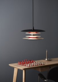 Diablo Ø40 Negro/rojo Lámpas de techo De Belid - La l&aacute;mpara colgante Diablo pertenece a la exclusiva familia Diablo, dise&ntilde;ada por Joakim Fihn y tambi&eacute;n est&aacute; disponible como l&aacute;mpara de pie, de mesa y de pared.