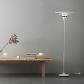 Diablo Ø50 Blanco/cromo lámpara de pie De Belid - Está disponible en varias combinaciones de colores, en particular una llamativa mezcla de blanco mate y cromo, que crea un aspecto moderno y a la vez impactante.