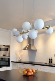 Molekyl 85cm Latón mate Lámpas de techo De Aneta Lighting - Lámpara de techo de moda de Molekyl en latón mate con 11 pantallas de cristal blanco de diferentes tamaños montadas en una barra de 85 cm de largo.