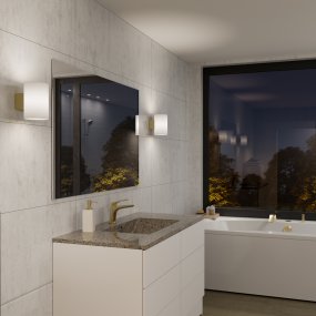 Evoke L Latón satinado/ópalo lámpara de pared De Herstal - Den smarta konstruktionen med b&aring;de upp- och nerljus g&ouml;r den till ett utm&auml;rkt val f&ouml;r att belysa din hall, vardagsrum eller sovrum p&aring; ett subtilt men effektfullt s&auml;tt.